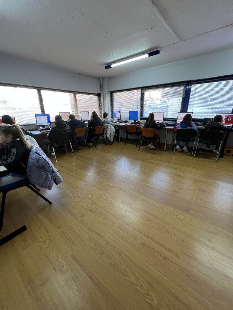 Τμήμα πληροφορικής του Λέξις κατά τη διάρκεια πρακτικού μαθήματος